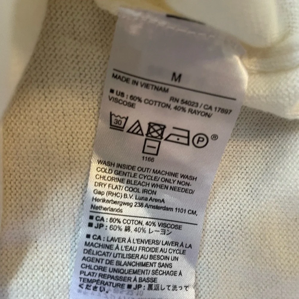 Women's NWT Cream V neck lightweight sweater from Banana Republic
Sz Medium - Picture 4 of 4